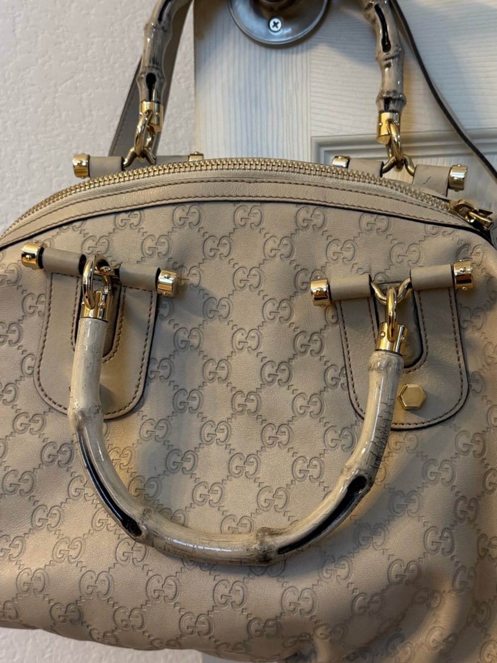 Gucci White/ beige Designer-Style Embossed Leather Shoulder Bag